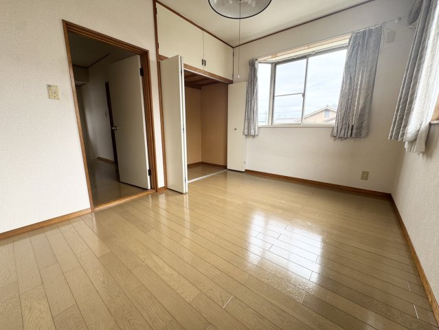 立地が良くすぐにそのまま住めるオシャレな間取り♪屋根裏部屋付き♪熊谷市肥塚の洋室