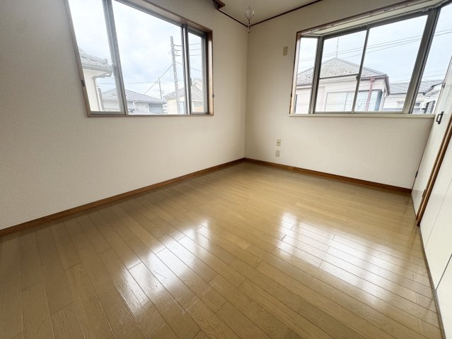 立地が良くすぐにそのまま住めるオシャレな間取り♪屋根裏部屋付き♪熊谷市肥塚の洋室