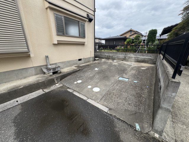 立地が良くすぐにそのまま住めるオシャレな間取り♪屋根裏部屋付き♪熊谷市肥塚の駐車場