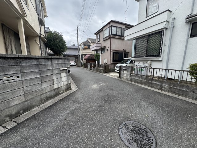 立地が良くすぐにそのまま住めるオシャレな間取り♪屋根裏部屋付き♪熊谷市肥塚の前面道路含む現地写真