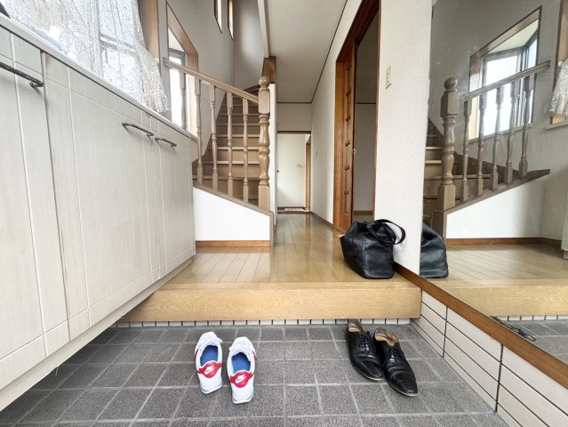 立地が良くすぐにそのまま住めるオシャレな間取り♪屋根裏部屋付き♪熊谷市肥塚の玄関