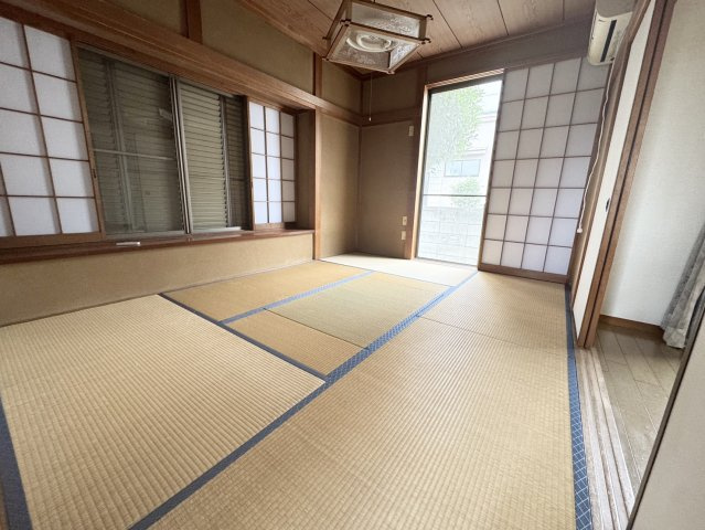 立地が良くすぐにそのまま住めるオシャレな間取り♪屋根裏部屋付き♪熊谷市肥塚の和室