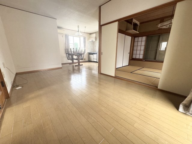 立地が良くすぐにそのまま住めるオシャレな間取り♪屋根裏部屋付き♪熊谷市肥塚の居間・リビング