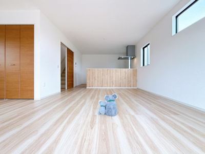 【居間・リビング】 | 藤岡市岡之郷　新築住宅 | 開放感あふれるリビング・ダイニングは、光と風を感じながら過ごせる心地よい空間。インテリアの映える落ち着いたデザインで、ゆとりある毎日を演出します。