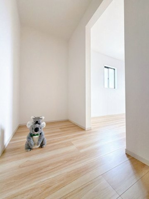 【収納】 | 藤岡市岡之郷　新築住宅 | たっぷり収納できるウォークインクローゼット付き！衣類や小物はもちろん、季節家電やスーツケースもすっきり片付きます。