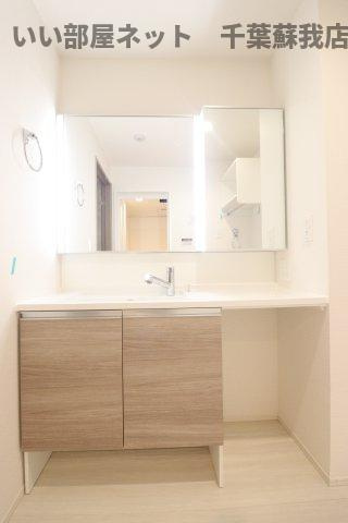 D-ROOM君塚ⅠAの洗面所|椅子をしまえてメイクも出来る大きな洗面台！
