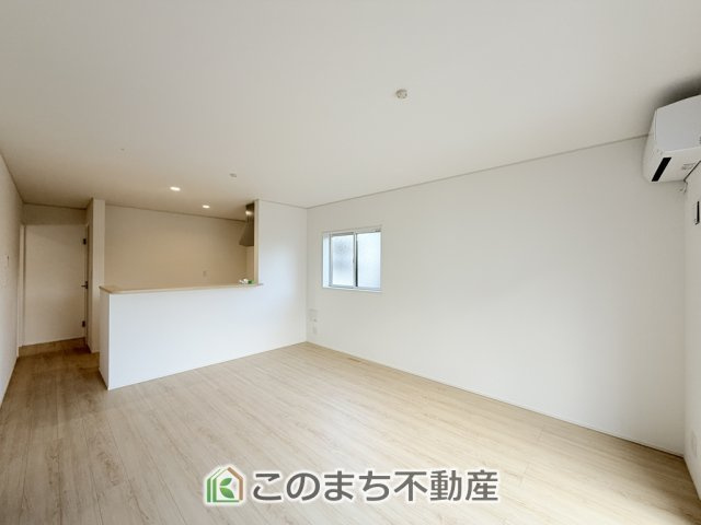 CRADLEGARDEN日光市平ケ崎第1の居間・リビング|開放感のある広々としたリビング☆家族みんなでゆったりくつろげます♪
南側から暖かな日差しが差し込みます♪キッチンからリビングの様子がよく見渡せます☆