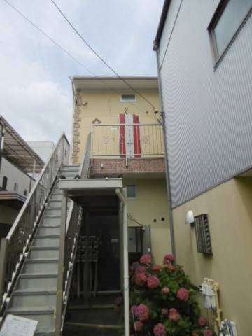 川崎市多摩区登戸のアパートのエントランス