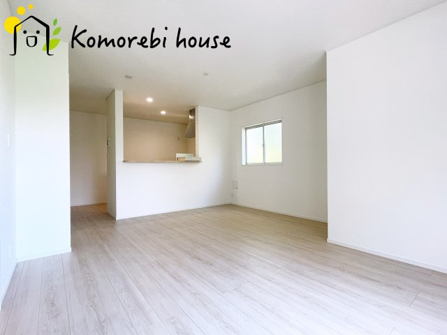 さいたま市見沼区南中丸　第28　新築一戸建て　クレイドルガーデン　01の居間・リビング|ゆったり過ごせるリビングです
