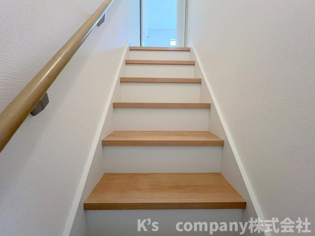 藤沢市辻堂太平台2丁目　新築戸建　1号棟の内装|手すり付きの階段☆小さいお子様やご年配の方にも優しい仕様◇