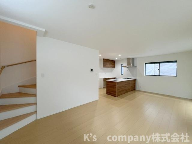 藤沢市辻堂太平台2丁目　新築戸建　1号棟の居間・リビング|リビングイン階段でご家族とのコミュ二ケーションが取りやすいです◇