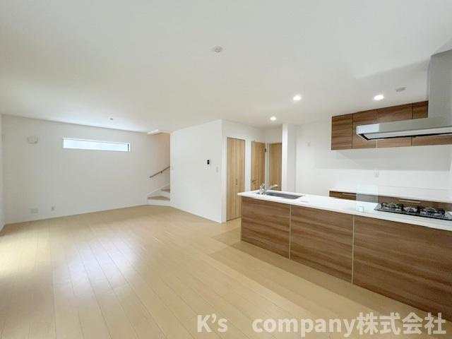 藤沢市辻堂太平台2丁目　新築戸建　1号棟の居間・リビング|アクセントクロスが奥行きを感じさせてくれます◇