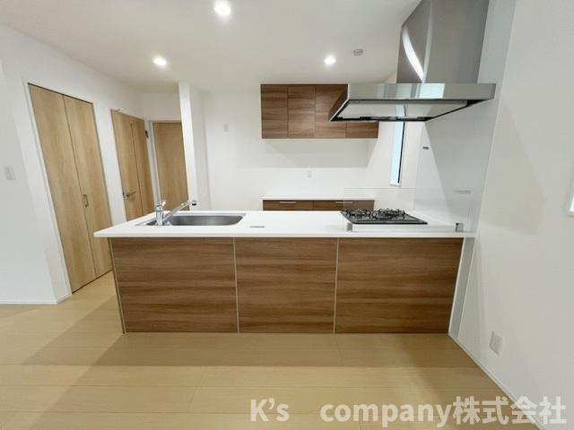 藤沢市辻堂太平台2丁目　新築戸建　1号棟のキッチン|キッチンは木目調の落ち着いた色合いで、心地よい印象です◇