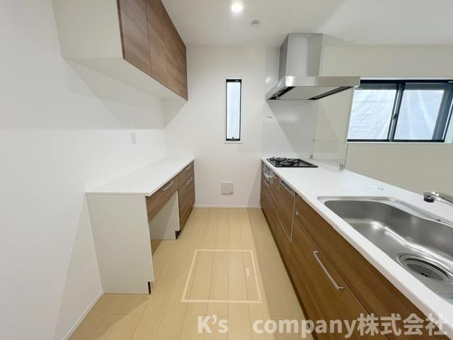 藤沢市辻堂太平台2丁目　新築戸建　1号棟のキッチン|キッチン後方には備え付けのカップボード付き◇