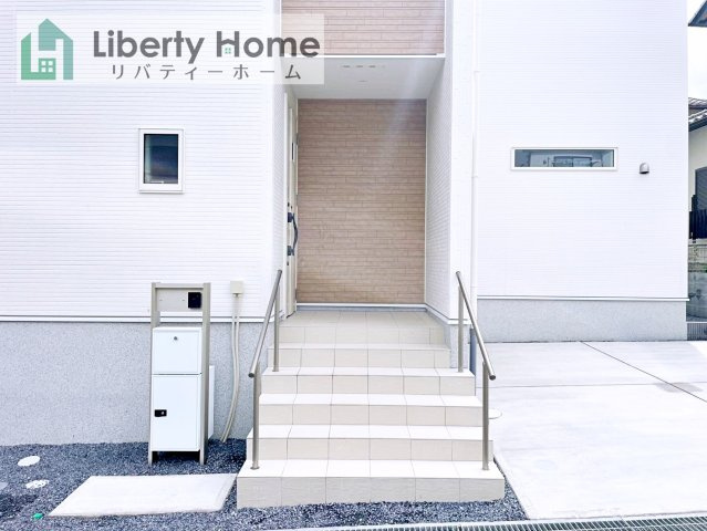 牛久市南7丁目　新築戸建のエントランス