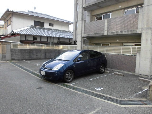 エレガンス穂積５号館の駐車場