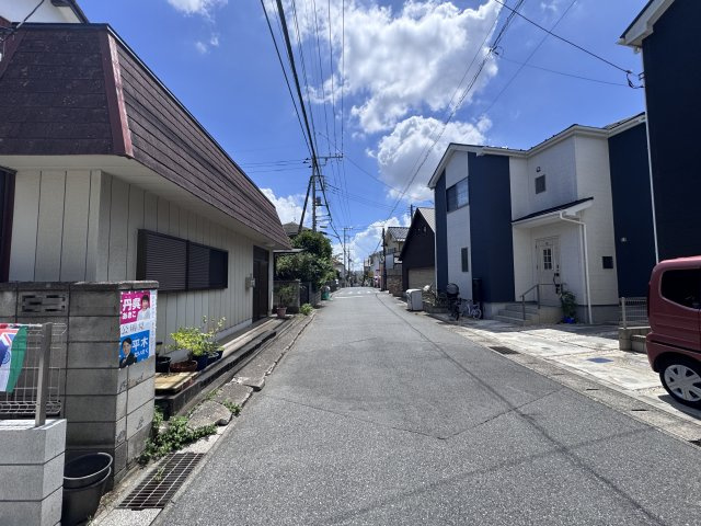 松戸市八ヶ崎３丁目新築戸建【八ヶ崎第二小学校:9分】の前面道路含む現地写真|南西側前面道路・幅員約5.4ｍ