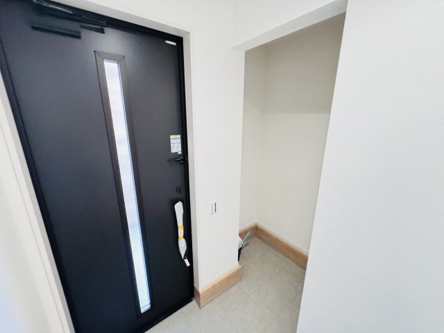 松戸市八ヶ崎３丁目新築戸建【八ヶ崎第二小学校:9分】の玄関|玄関ホール横・土間収納スペース