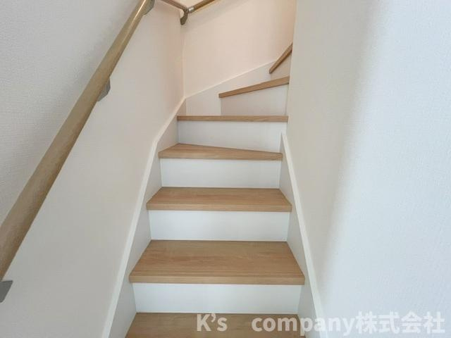 藤沢市辻堂太平台2丁目　新築戸建　3号棟の収納|手すり付きの階段☆小さいお子様やご年配の方にも優しい仕様☆