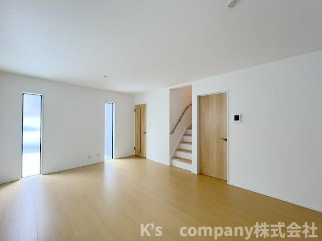 藤沢市辻堂太平台2丁目　新築戸建　3号棟の居間・リビング|リビングイン階段でご家族とのコミュニケーションが取りやすく魅力の一つです◇