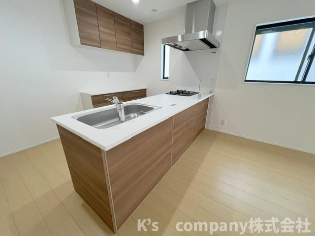藤沢市辻堂太平台2丁目　新築戸建　3号棟のキッチン|木目調の温かみのあるシステムキッチン☆