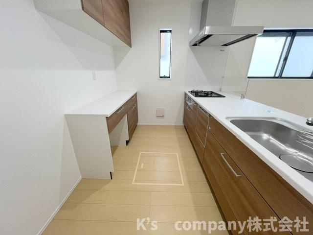 藤沢市辻堂太平台2丁目　新築戸建　3号棟のキッチン|備え付けのカップボード付き☆収納が多く片付けがしやすく便利です◇
