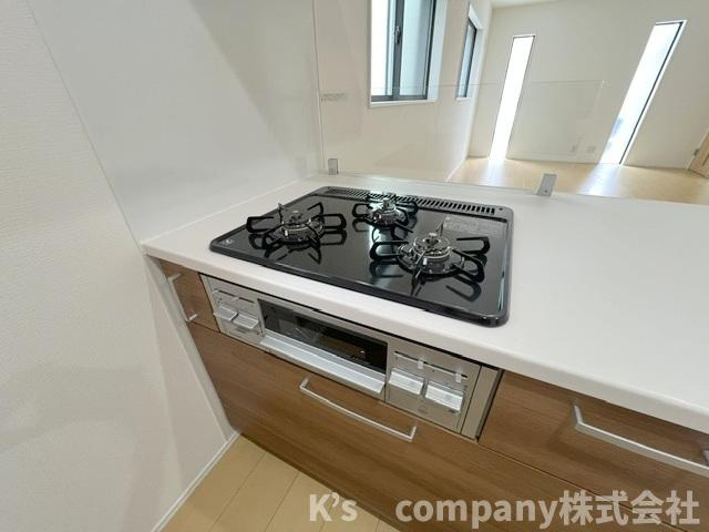 藤沢市辻堂太平台2丁目　新築戸建　3号棟のキッチン|三口ガスコンロでお料理の幅が広がります◇