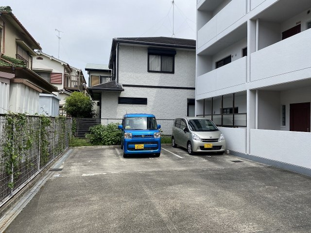 カーサエクセレントの駐車場