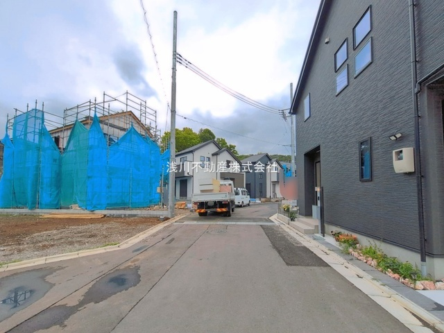 八王子市　石川町　新築一戸建て　７期の前面道路含む現地写真|～南東6ｍ道路に面しています～