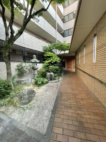福岡市南区平和１丁目の賃貸マンションのエントランス