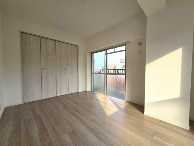 トーカンマンション大橋の洋室|採光たっぷりのお部屋☆収納も備わっており、とても心地の良い居室です☆