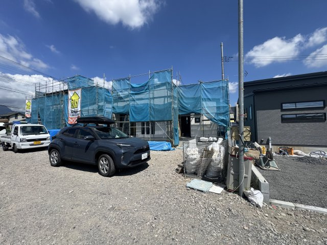 新築　渋川市半田　2号棟の駐車場|現地写真　駐車スペースは建物南側に並列3台分可能です！
