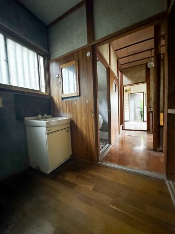 千葉県船橋市丸山2丁目 中古戸建 ～大型屋根付きバルコニーのある家〜の独立洗面台|廊下からスムーズにアクセスできる独立洗面室。すぐ横に大きめの窓があり、朝の身支度も明るい光の中で心地