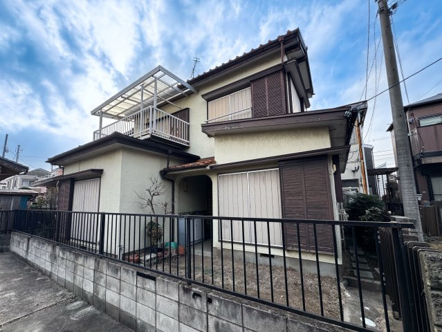 千葉県船橋市丸山2丁目 中古戸建 ～大型屋根付きバルコニーのある家〜の外観|静かな環境に佇む、落ち着いた2階建てです。屋根付きテラスで、急な雨でも洗濯物が安心。活用方法は多彩で