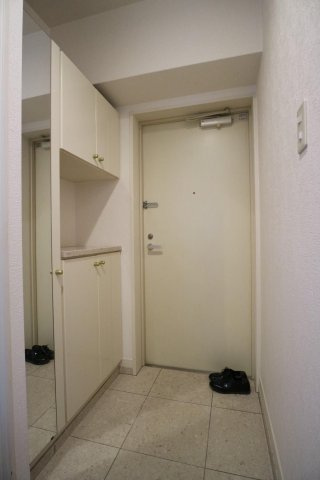 クレアランドマーク1305の玄関