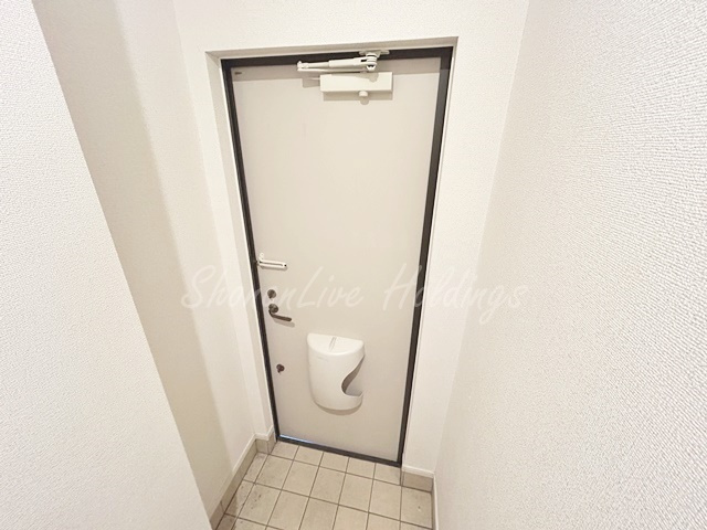 茅ヶ崎市室田２丁目のアパートの玄関