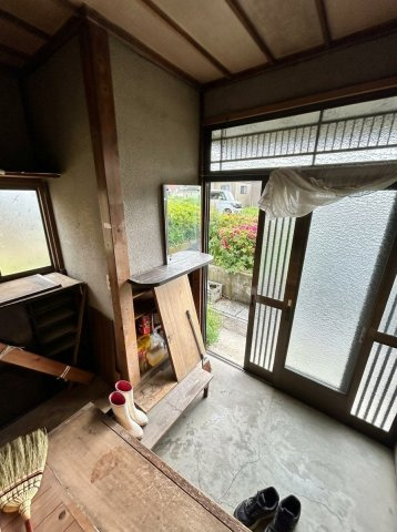 レトロな趣を活かしリノベ素材に～埼玉県久喜市栗橋北2丁目～の玄関|外の緑を身近に感じられる、どこか懐かしい佇まいの玄関