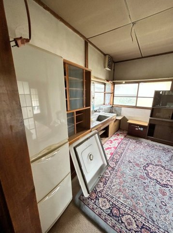 レトロな趣を活かしリノベ素材に～埼玉県久喜市栗橋北2丁目～のキッチン|壁面収納や冷蔵庫を配置しやすく、お好みに整えられる台所