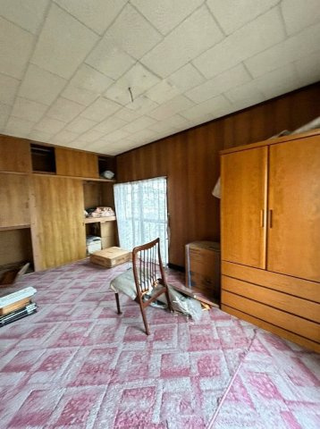 レトロな趣を活かしリノベ素材に～埼玉県久喜市栗橋北2丁目～の洋室|収納家具を配置しやすく、独自の模様替えを楽しめる一室