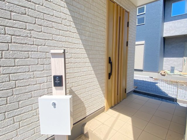 ワイウッドコート加須市久下第7期の玄関|明るい玄関です