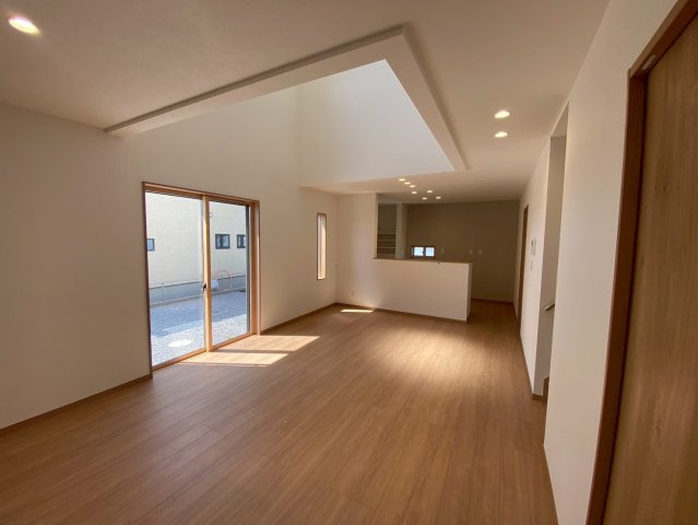 ワイウッドコート加須市久下第7期の居間・リビング|ゆったりとした居間です