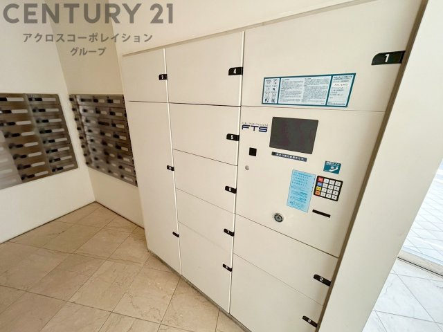 宅配ボックスは荷物の受け取りや配達が便利で安全です。不在時でも荷物が確保され、盗難や損傷のリスクが減少。受け取り時間の柔軟性が向上。外出先からでも荷物の受け取りや預けが可能となります。
