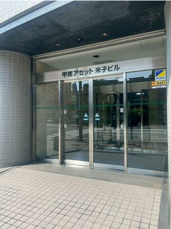 甲南アセット米子ビルのエントランス