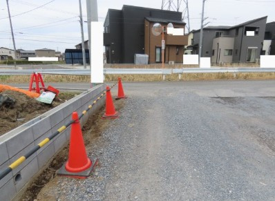 鶴ヶ島市藤金新築戸建の前面道路含む現地写真