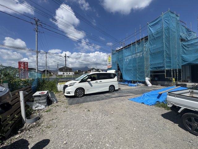 新築　渋川市半田　1号棟の駐車場|現地写真　駐車スペースは建物南側に並列2台分可能です！
