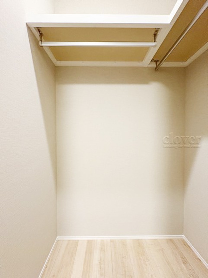 【収納】 | 武蔵野コーポラス | 洋室1　ウォークインクローゼット内部の様子。空間が広く、たっぷりとした収納力が、一枚の写真からも伝わってきます。～即日のご見学可能～　お問合せはお気軽にどうぞ。