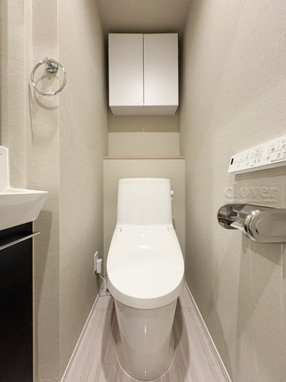 【トイレ】 | 武蔵野コーポラス | 温水洗浄便座付き　上部に収納を備えたトイレです。自宅の中でも最もプライベートな空間だからこそ、ほしい「落ち着き」がここにあります。～即日のご見学可能～　お問合せはお気軽にどうぞ。