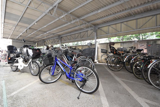 【駐輪場】 | 武蔵野コーポラス | 自転車置き場。マンションの共用部にあたります。空きの有無や駐輪料金、各戸の台数制限などについては、改めてお問い合わせください。～即日のご見学可能～　お問合せはお気軽にどうぞ。
