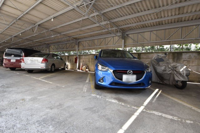 【駐車場】 | 武蔵野コーポラス | マンションの駐車場スペース。空きの有無や駐車料金、サイズ規定などについては、改めてお問い合わせください。～即日のご見学可能～　お問合せはお気軽にどうぞ。
