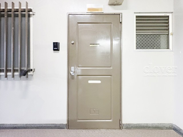 【その他共用部分】 | 武蔵野コーポラス | 皆様をお迎えする、お部屋の玄関ドア。開けやすさや開放角度、ドアノブの操作しやすさや鍵の形状などを、現地で一度ご確認ください。～即日のご見学可能～　お問合せはお気軽にどうぞ。